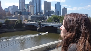Anna Wengel vor der Skyline von Melbourne, Australien