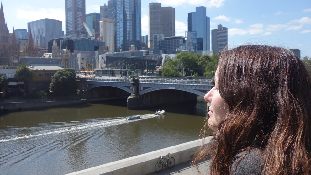 Anna Wengel vor der Skyline von Melbourne, Australien