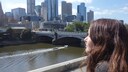 Anna Wengel vor der Skyline von Melbourne, Australien