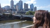 Anna Wengel vor der Skyline von Melbourne, Australien