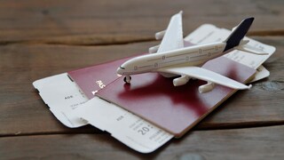 Viele Flüge sind momentan storniert worden. Als Entschädigung bieten die meisten Airlines Gutscheine an. Sollte man sie annehmen?