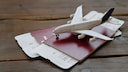 Viele Flüge sind momentan storniert worden. Als Entschädigung bieten die meisten Airlines Gutscheine an. Sollte man sie annehmen?