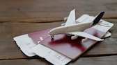 Viele Flüge sind momentan storniert worden. Als Entschädigung bieten die meisten Airlines Gutscheine an. Sollte man sie annehmen?