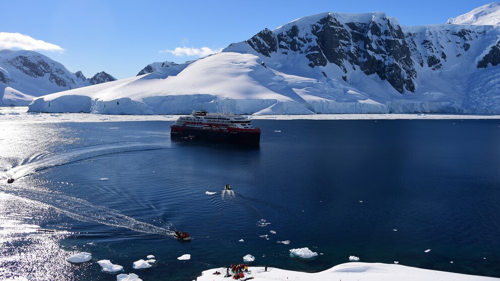 Die „Roald Amundsen“ vor den Süd-Shetland-Inseln in der Antarktis