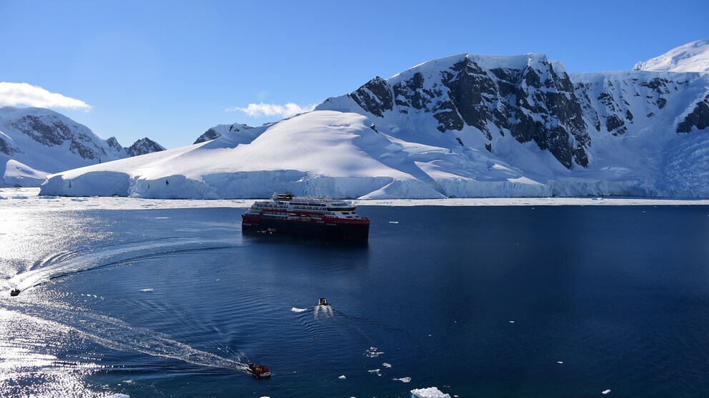 Die „Roald Amundsen“ vor den Süd-Shetland-Inseln in der Antarktis