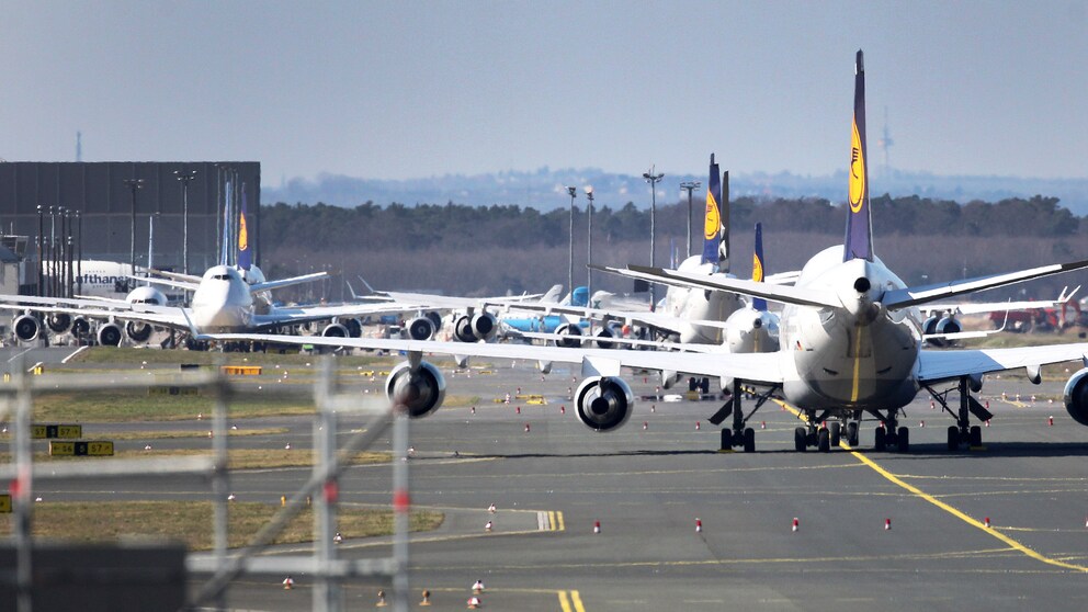 Viele Maschinen am Boden am Frankfurter Flughafen