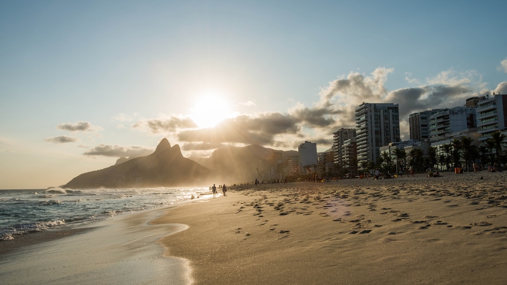 Sonnenuntergang am Ipanema Strand in Rio de Janeiro, Brasilien