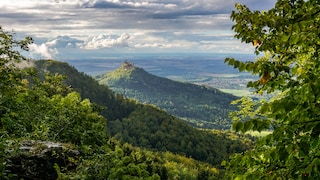 Von der Schwäbischen Alb hat man einen traumhaften Blick auf den vorgelagerten Berg Hohenzollern, auf dem die gleichnamige Burg thront