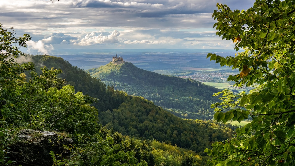 Von der Schwäbischen Alb hat man einen traumhaften Blick auf den vorgelagerten Berg Hohenzollern, auf dem die gleichnamige Burg thront