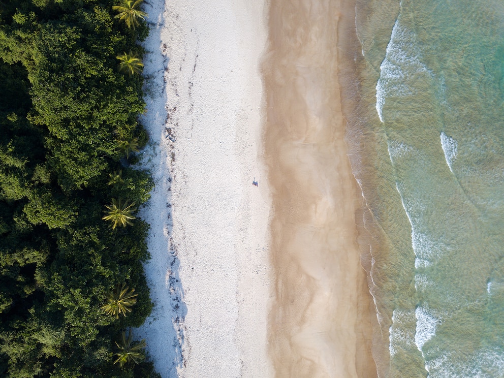 Der Strand Lopes Mendes auf der Ilha Grande in Brasilien von oben