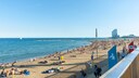Auch der Strand Barceloneta in der spanischen Stadt Barcelona ist gefährdet