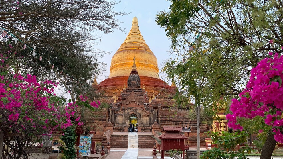 Tempel mit Gold in Bagan in Myanmar