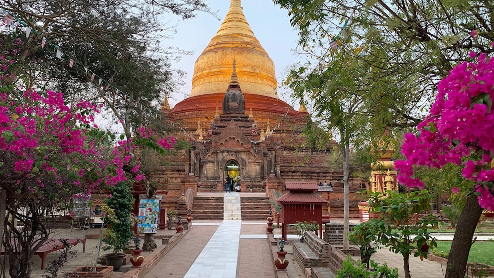 Tempel mit Gold in Bagan in Myanmar