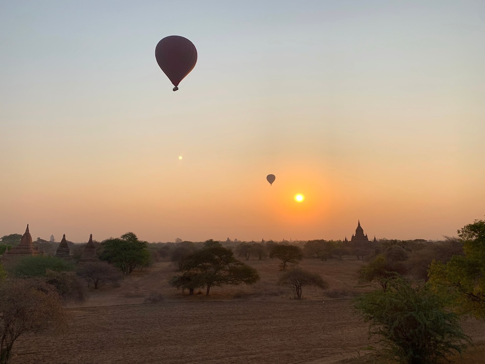 Sonnenaufgang in Bagan mit Heißluftballons