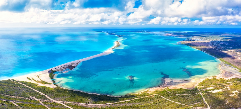 Luftaufnahme des Ortes Codrington auf Barbuda