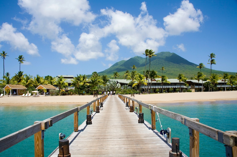 Wunderschön: der Pinney's Beach auf Nevis. Im Hintergrund zu sehen: der Vulkan Nevis Peak.