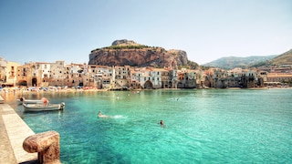 Die Küste in Cefalu auf Sizilien, Italien