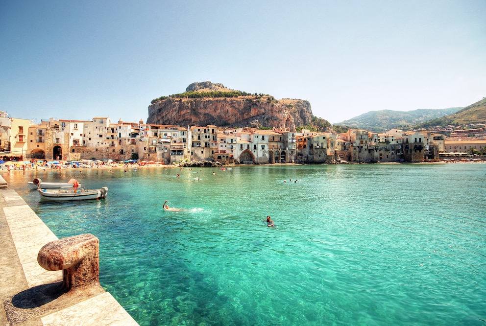 Die Küste in Cefalu auf Sizilien, Italien