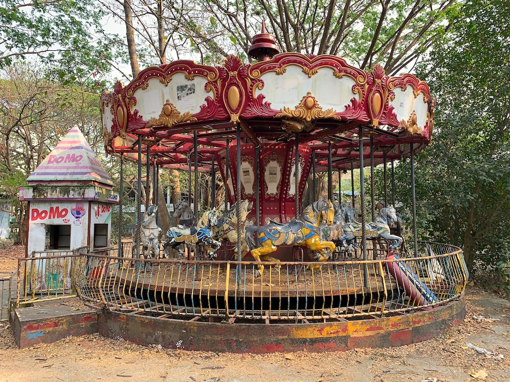 Karussell im verlassenen Vergnügungspark in Yangon