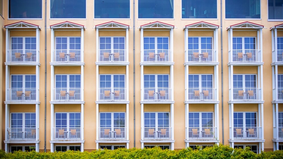 Noch sind die Gästebalkons am wegen der Corona-Schutzmaßnahmen noch geschlossenen Morada Strandhotel leer. Das könnte sich bald ändern – doch nicht für alle.