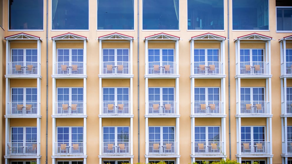 Noch sind die Gästebalkons am wegen der Corona-Schutzmaßnahmen noch geschlossenen Morada Strandhotel leer. Das könnte sich bald ändern – doch nicht für alle.