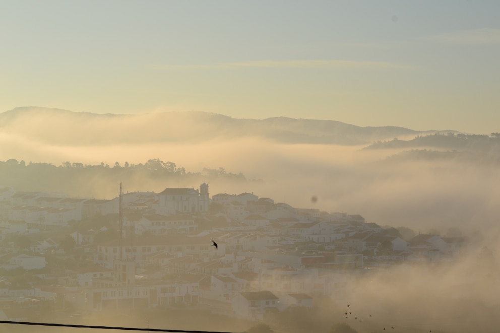 Aljezur in Portugal im Nebel