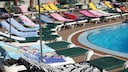 Handtücher auf Hotelliegen