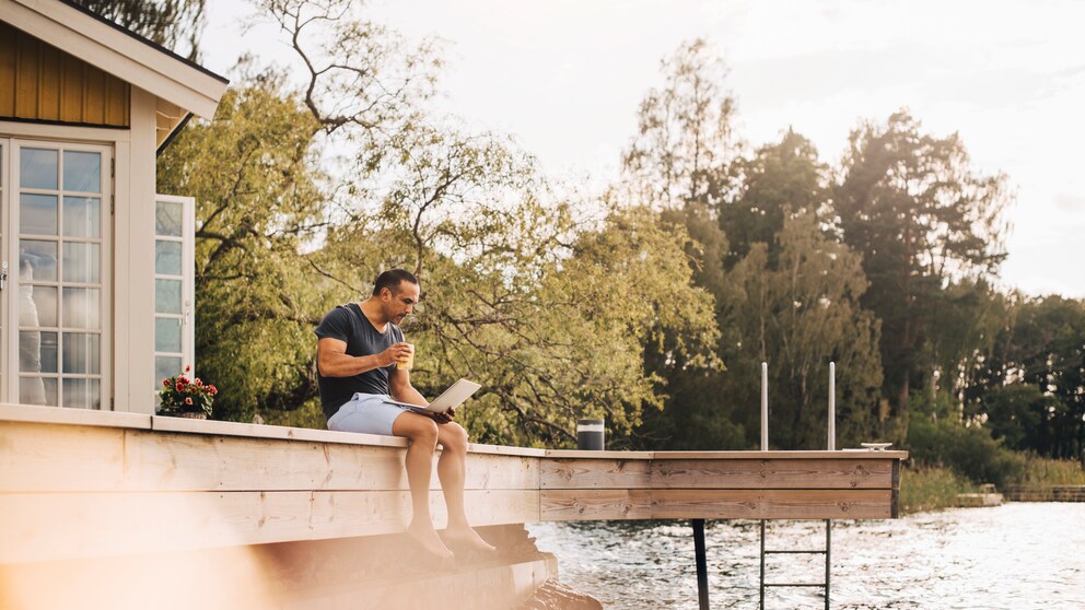 Mann in Haus am Wasser
