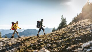 Ohne festes Schuhwerk sollte man nicht auf längere Wanderungen gehen – schon gar nicht in den Bergen
