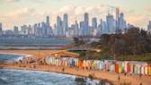 Melbournes Skyline hinterm Brighton Beach