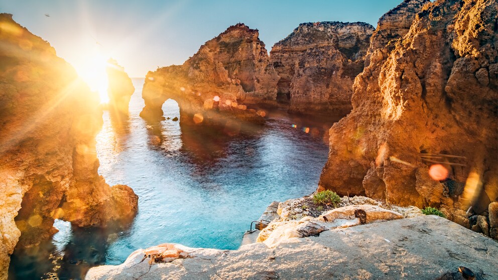 Die Algarve im Süden Portugals hat eine dramatisch-schöne Küste mit zahlreichen zerklüfteten Klippen. Im Bild: Ponta Da Piedade in  Lagos