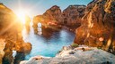 Die Algarve im Süden Portugals hat eine dramatisch-schöne Küste mit zahlreichen zerklüfteten Klippen. Im Bild: Ponta Da Piedade in  Lagos