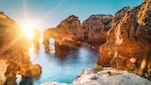 Die Algarve im Süden Portugals hat eine dramatisch-schöne Küste mit zahlreichen zerklüfteten Klippen. Im Bild: Ponta Da Piedade in  Lagos