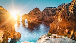 Die Algarve im Süden Portugals hat eine dramatisch-schöne Küste mit zahlreichen zerklüfteten Klippen. Im Bild: Ponta Da Piedade in  Lagos