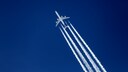 Ein Flugzeug Airbus A340 in der Luft mit Kondenzstreifen