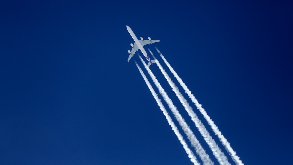 Ein Flugzeug Airbus A340 in der Luft mit Kondenzstreifen