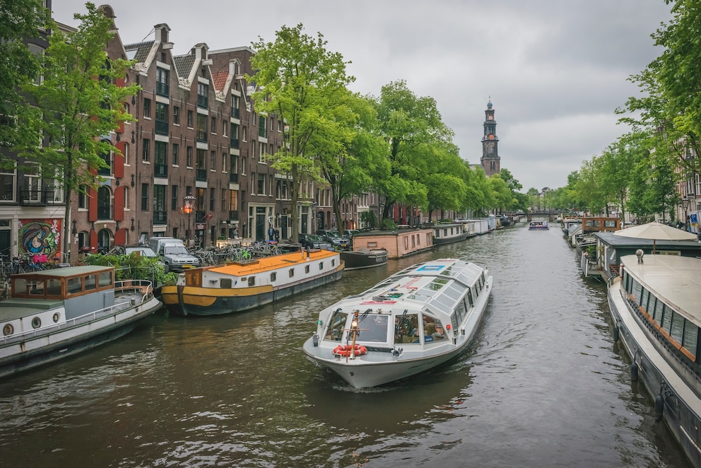 Eine Bootsfahrt in einer Gracht von Amsterdam