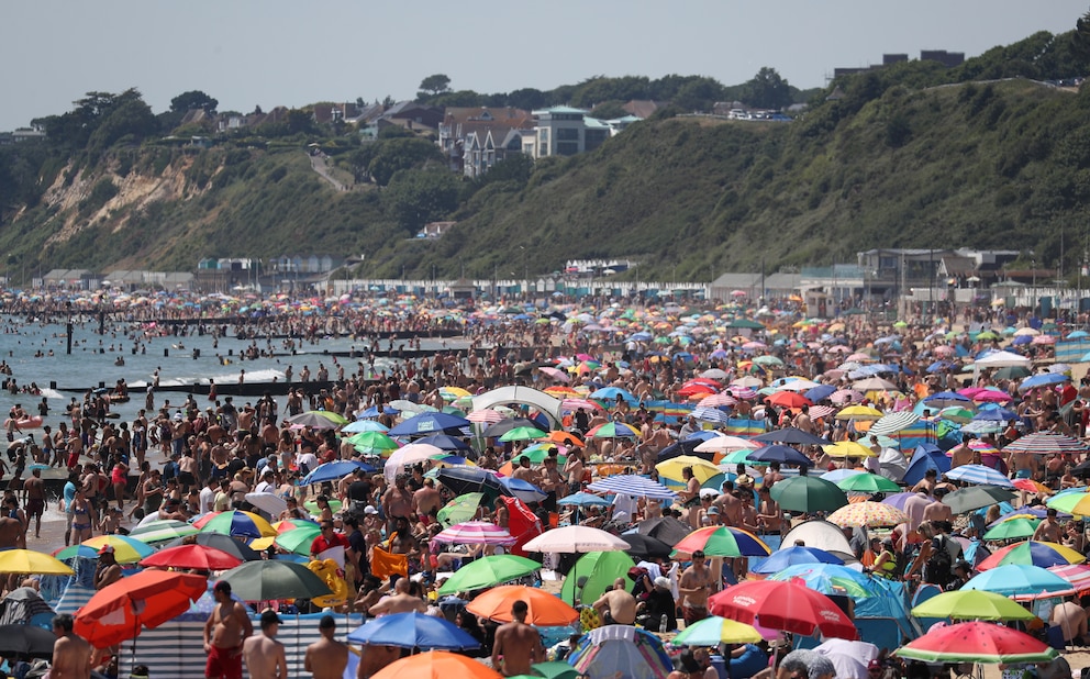 Die Sonnenschirme stehen dicht an dicht – doch Mundschutz trägt am Strand kaum jemand