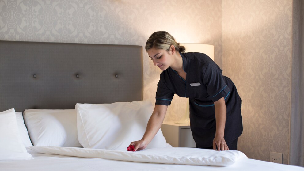 Ob für das Zimmermädchen oder den Room Service: Fast überall auf der Welt gilt es als nette Geste, guten Service mit einem Trinkgeld zu honorieren