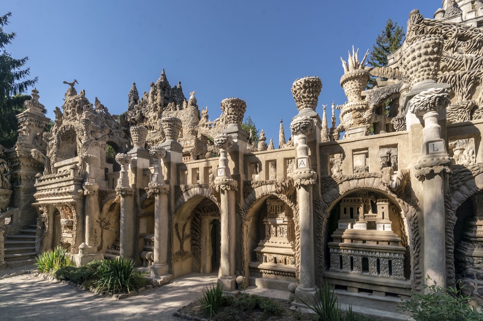  Mit viel Liebe zum Detail hat Ferdinand Cheval sein Traumschloss verziert