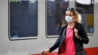 Vorbildlich: Wer aktuell mit der Bahn fährt, sollte einen Mund-Nasen-Schutz tragen