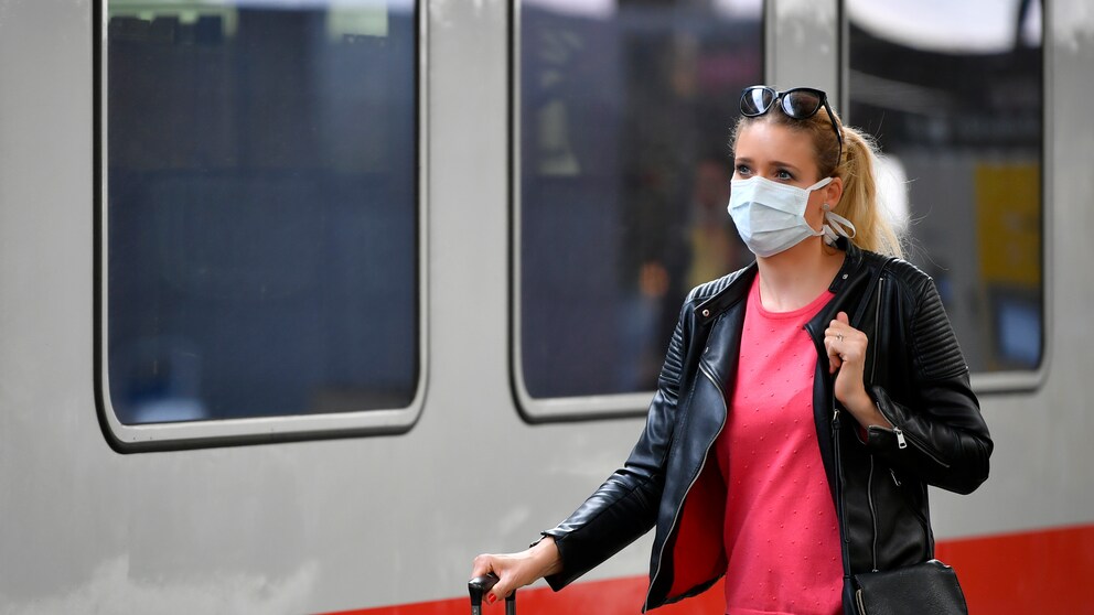 Vorbildlich: Wer aktuell mit der Bahn fährt, sollte einen Mund-Nasen-Schutz tragen
