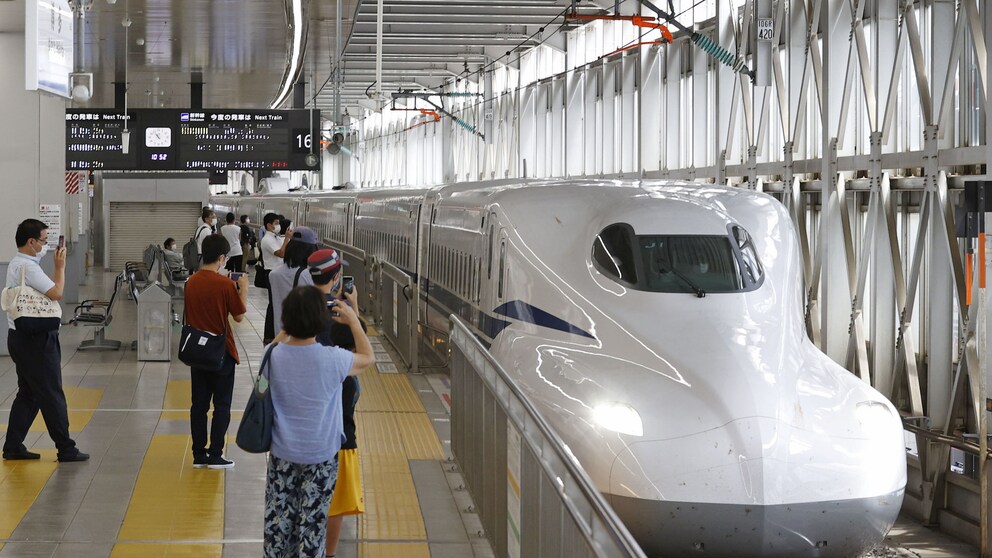 Neuer Shinkansen-Zug in Japan fährt in einen Bahnhof ein
