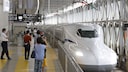 Neuer Shinkansen-Zug in Japan fährt in einen Bahnhof ein