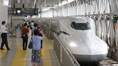 Neuer Shinkansen-Zug in Japan fährt in einen Bahnhof ein