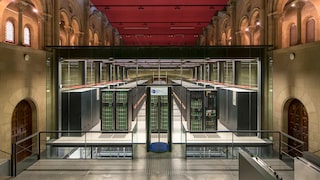 Eindrucksvoller Kontrast: Der Supercomputer in der Kirche
