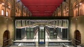 Eindrucksvoller Kontrast: Der Supercomputer in der Kirche