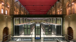 Eindrucksvoller Kontrast: Der Supercomputer in der Kirche