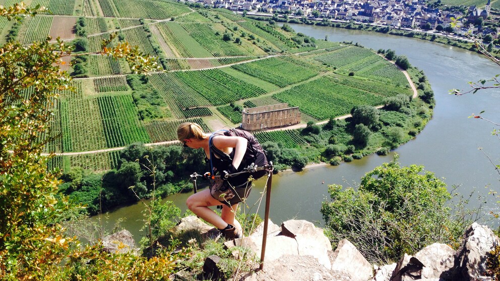 Oben angekommen: Wer den Calmont-Klettersteig gemeistert hat, der kann bei einem Ausblick über die Mosel entspannen