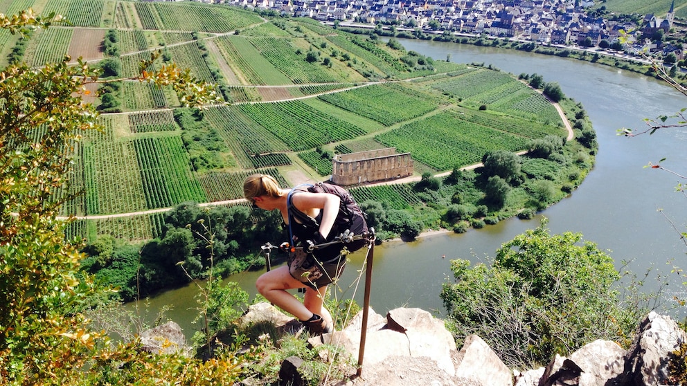 Oben angekommen: Wer den Calmont-Klettersteig gemeistert hat, der kann bei einem Ausblick über die Mosel entspannen